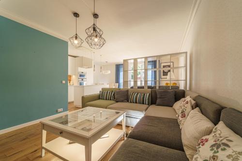 uma sala de estar com um sofá e uma mesa em Apartament Delux Mountain Aparts em Świeradów-Zdrój