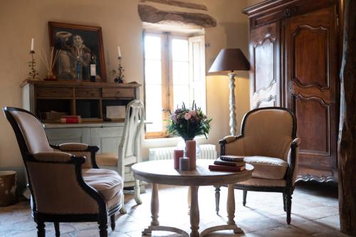 a living room with a table and two chairs at Commanderie de Peyrassol- Bastide de La Rouvière in Flassans-sur-Issole