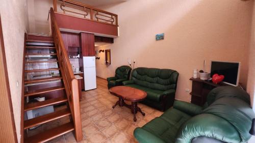 - un salon avec un canapé vert et une table dans l'établissement Duplex in Sutomore, à Sutomore