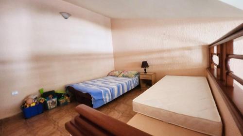 - une petite chambre avec un lit et une table dans l'établissement Duplex in Sutomore, à Sutomore