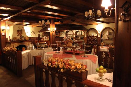 Hotel Stelter في ساو بينتو دو سول: مطعم بطاولتين مع طاولة بيضاء
