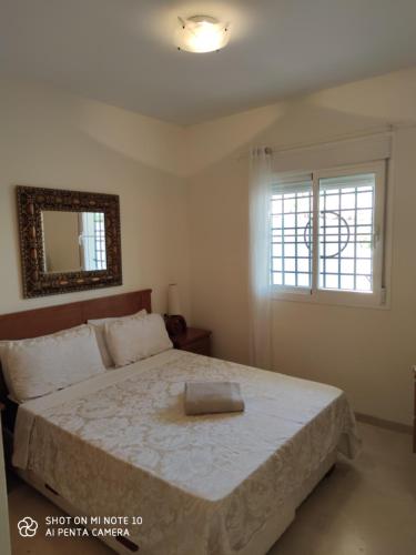 - une chambre avec un grand lit et un miroir dans l'établissement Luxury two bed apartment with panoramic views, à Benalmádena