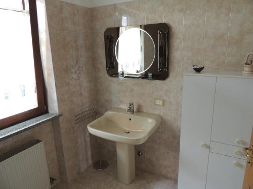 テンノにあるBeggiatoのバスルーム(洗面台、壁掛け鏡付)