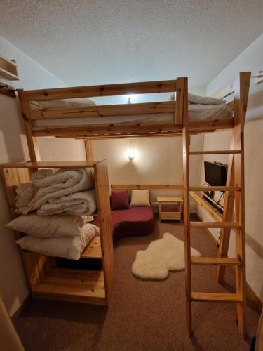 Двухъярусная кровать или двухъярусные кровати в номере Boost Your Immo Ski Soleil Vars 919