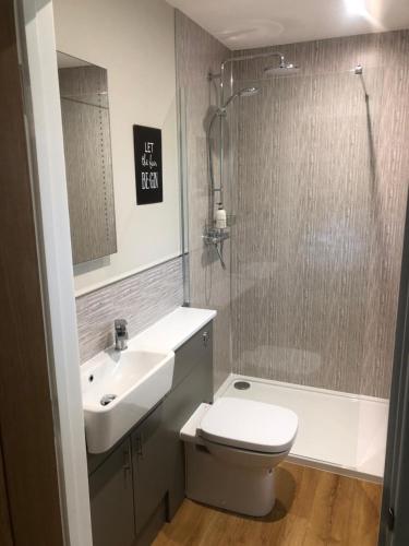 Et badeværelse på Breckland Lodge 2 with Hot Tub