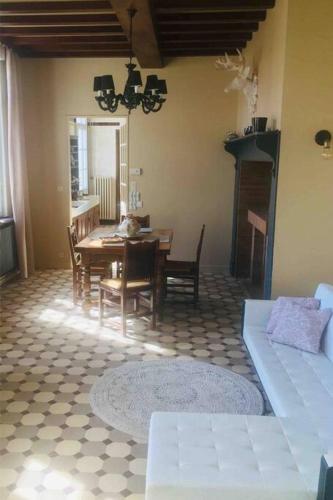 un salon avec une table et une salle à manger dans l'établissement L Annexe appartement entier, à Auxi-le-Château