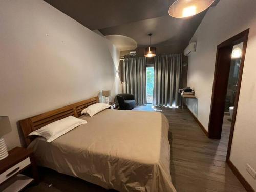 ein Schlafzimmer mit einem großen Bett und ein Wohnzimmer in der Unterkunft Tropical 3-bedrooms Coastal Residence Creolia2 in Pointe aux Cannoniers