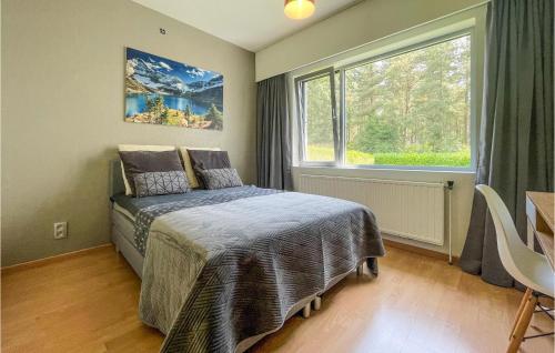 - une chambre avec un lit et une grande fenêtre dans l'établissement Beautiful Home In Bocholt With Wifi, à Bocholt