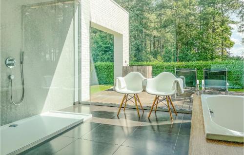 een badkamer met 2 witte stoelen en een bad bij Beautiful Home In Bocholt With Wifi in Bocholt