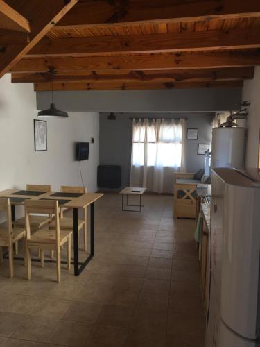 Departamento en Junin de Los Andes في جونين دي لوس أنديس: مطبخ وغرفة طعام مع طاولة وكراسي