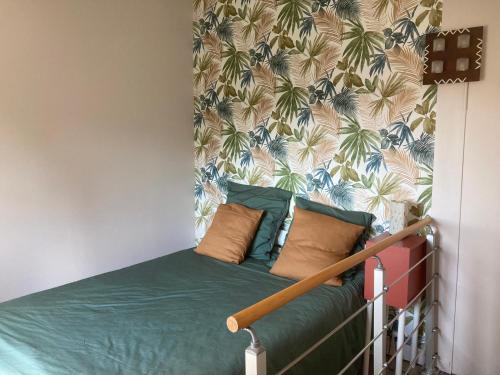 Habitación pequeña con cama con papel pintado tropical en Petite maison avec terrasse et piscine en Beaucaire