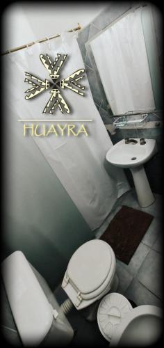 een kleine badkamer met een toilet en een wastafel bij Edificio Huayra in La Rioja