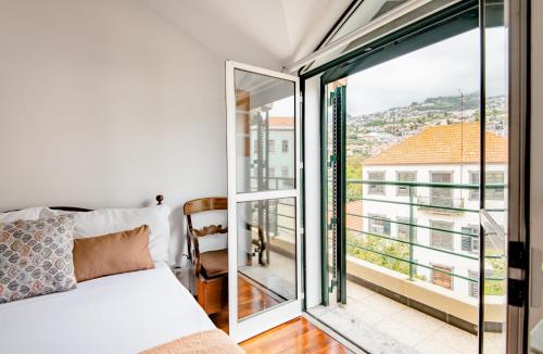 Postel nebo postele na pokoji v ubytování A ver o mar rooms- Funchal city center