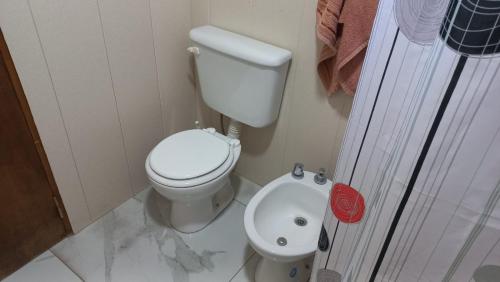 アロヨ・セコにあるEl Colibrí 1の小さなバスルーム(トイレ、シンク付)
