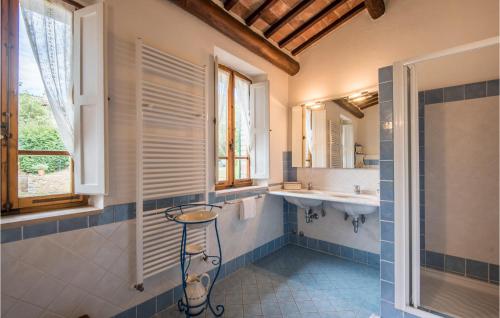 基安蒂蓋奧勒的住宿－Stunning Home In Gaiole In Chianti With Outdoor Swimming Pool，浴室设有2个水槽和镜子