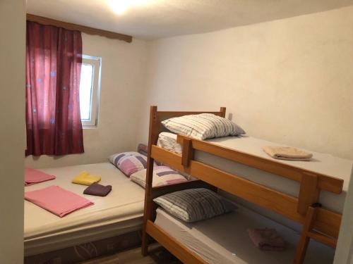 2 beliches num quarto com uma janela em Guesthouse STAR em Mostar