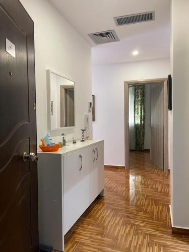 een badkamer met een wastafel en een spiegel bij Port Side Sarande in Sarandë