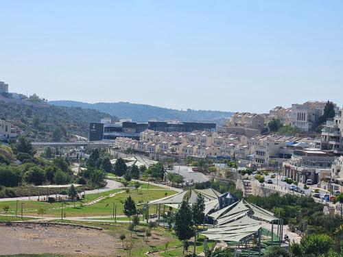 une vue aérienne sur une ville avec des bâtiments dans l'établissement פנטהאוז ברמה, à Bet Shemesh