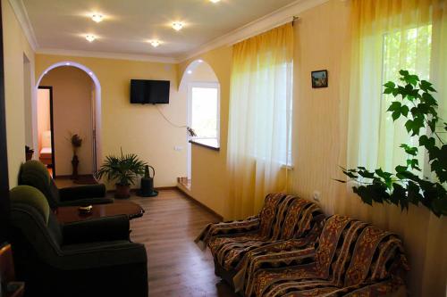 een woonkamer met een bank en een raam bij Hayk B&B (in Sanahin) in Alaverdi