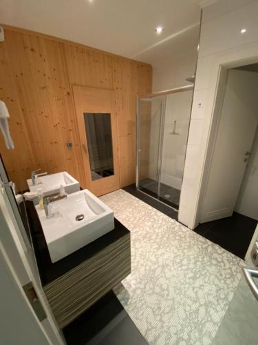 Ένα μπάνιο στο Villa Alana GANZE VILLA - POOL - SAUNA - JACUZZI 200m2