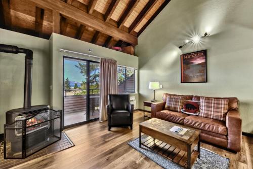 salon z kanapą i kominkiem w obiekcie Newly Remodeled Studio plus Loft- Lakeland Village condo w mieście South Lake Tahoe