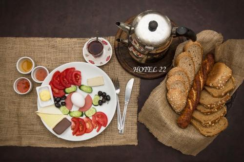 埃迪爾內的住宿－YİRMİ İKİ，餐桌,带一盘食物和茶壶