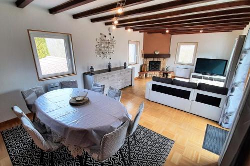 un salon avec une table et un canapé dans l'établissement Villa Magnolia 8 personnes, à Coubon
