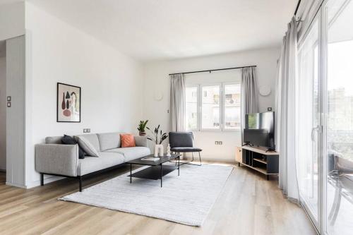 Breezy 2BR Apartment by Marina Flisvos by UPSTREET