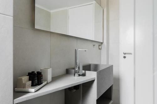 Breezy 2BR Apartment by Marina Flisvos by UPSTREET