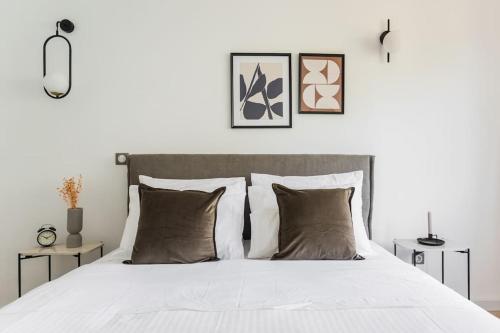 Breezy 2BR Apartment by Marina Flisvos by UPSTREET