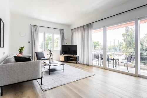 Breezy 2BR Apartment by Marina Flisvos by UPSTREET