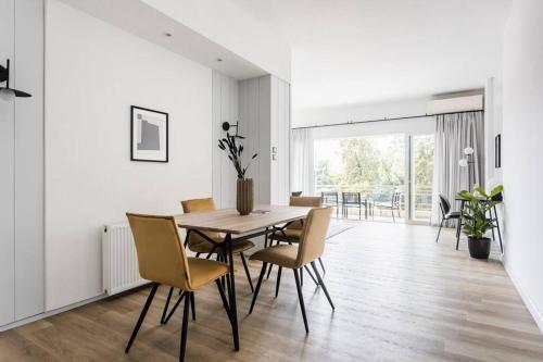 Breezy 2BR Apartment by Marina Flisvos by UPSTREET