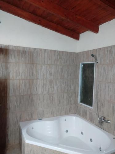 伊瓜蘇港的住宿－Quinta Don Adolfo，带窗户的浴室内的白色浴缸