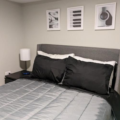 Un dormitorio con una cama con sábanas blancas y negras y una lámpara. en Modern 2 BDRM Apartment in Chicago en Chicago