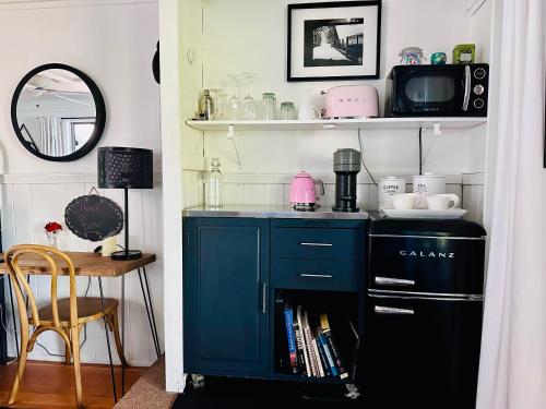 uma cozinha com um armário azul e uma mesa em 100 Mile View-Fire Pit, Romantic, Peaceful, Private em Crestline
