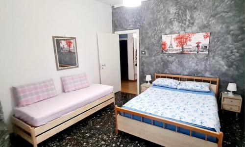 1 dormitorio con cama y sofá en Casa San Paolo, en Montesilvano