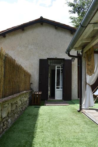 een deur naar een huis met een grasveld bij La Casa di Cesi in San Gemini