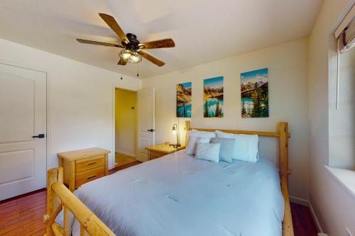 1 dormitorio con 1 cama y ventilador de techo en Crazy Horse Hideaway en Edwards