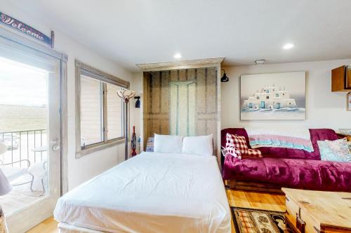 um quarto com uma cama grande e um sofá vermelho em Charming Pad em Granby