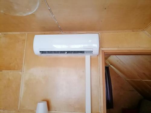 a air conditioner in the ceiling of a room at Brīvdienu māja Pūces in Līgatne