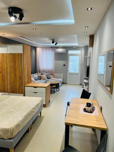 een hotelkamer met 2 bedden en een tafel bij Apartman Novi Sad in Petrovaradin
