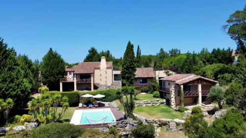 an aerial view of a house with a swimming pool at Quinta do espelho d'agua, Estudio in Reguengo Grande