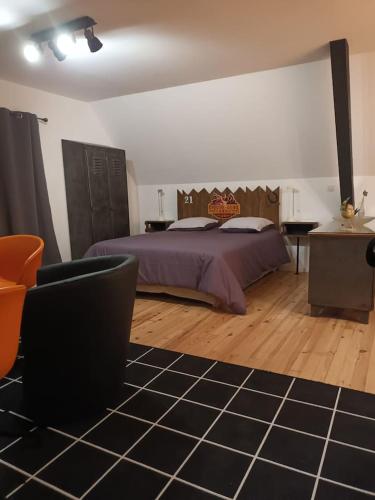 une chambre avec un lit, un canapé et une chaise dans l'établissement Gite a l' Orée du verger, à Griesbach-au-Val