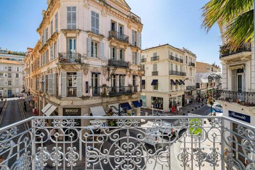 une vue depuis le balcon d'un immeuble dans l'établissement Superbe appartement 120m2 au coeur de Cannes, à Cannes