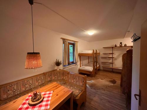 uma sala de estar com um sofá, uma mesa e uma cama em Toni Hütte am Riesserkopf em Garmisch-Partenkirchen