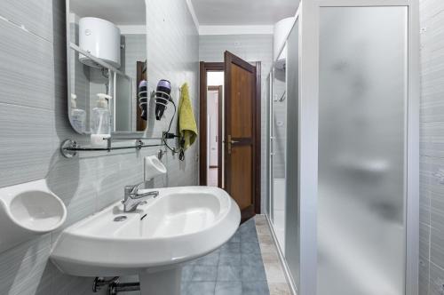 Et badeværelse på Cagliari Roomy Apartment with Balconies!