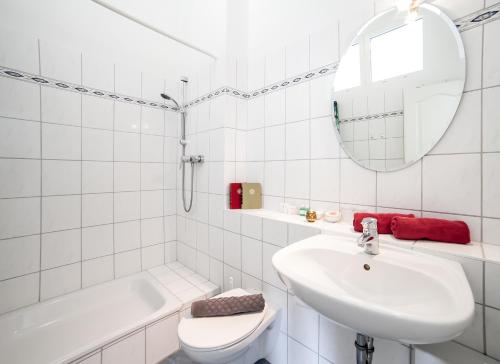 un bagno con lavandino, WC e specchio di Ostsee-Gutshaus Am Salzhaff Pepelow nähe Rerik- am Meer residieren! a Klein Strömkendorf
