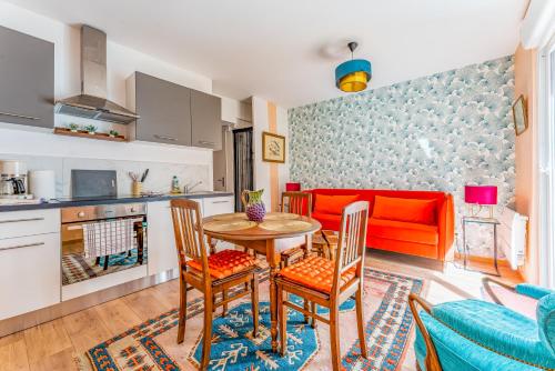 une cuisine et une salle à manger avec une table et des chaises dans l'établissement Les Potiers RdC - proche centre historique, à Arras
