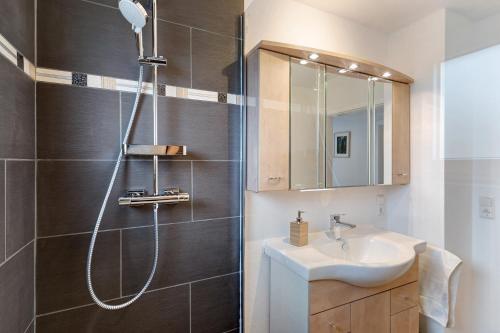 ein Bad mit einer Dusche und einem Waschbecken in der Unterkunft Ferienwohnung Emma in Gutach im Breisgau