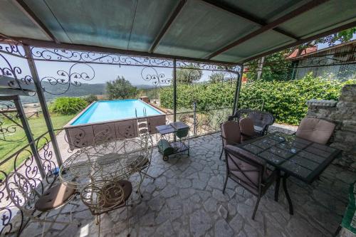 eine Terrasse mit einem Tisch und einem Pool in der Unterkunft Villa Paradiso - Irpinia in Gesualdo
